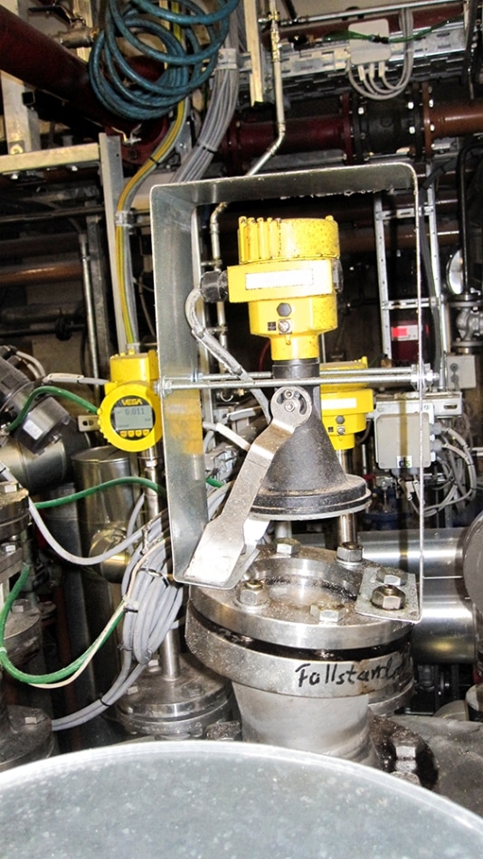 In one autoclave at Zeller + Gmelin, temperatures of up to 270 °C and pressures of up to 5.2 bar prevail. The apparatus can also contain strong acids or alkalis. Because the measuring instruments in contact with the process quickly reached their limits, an 80-GHz radar sensor was deployed instead, allowing measurement of the level through an inspection glass.