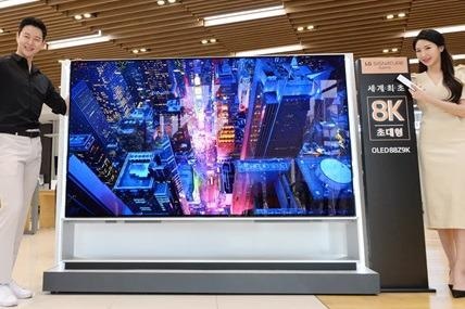 LG Display’s 88Z9 has an 88-inch OLED panel with 8K Ultra HD resolution (7680 x 4320) — four times more pixels than 4K. The OLED panel itself is the largest that LG has ever shipped in a TV.