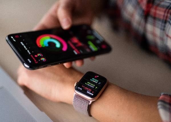 High resolution is important not only for big screens like televisions, but also for small displays such as smartphones and smart watches that are viewed close up. Users expect a crystal-clear image. Shown here: the Apple Watch 5 and iPhone 11 Pro.