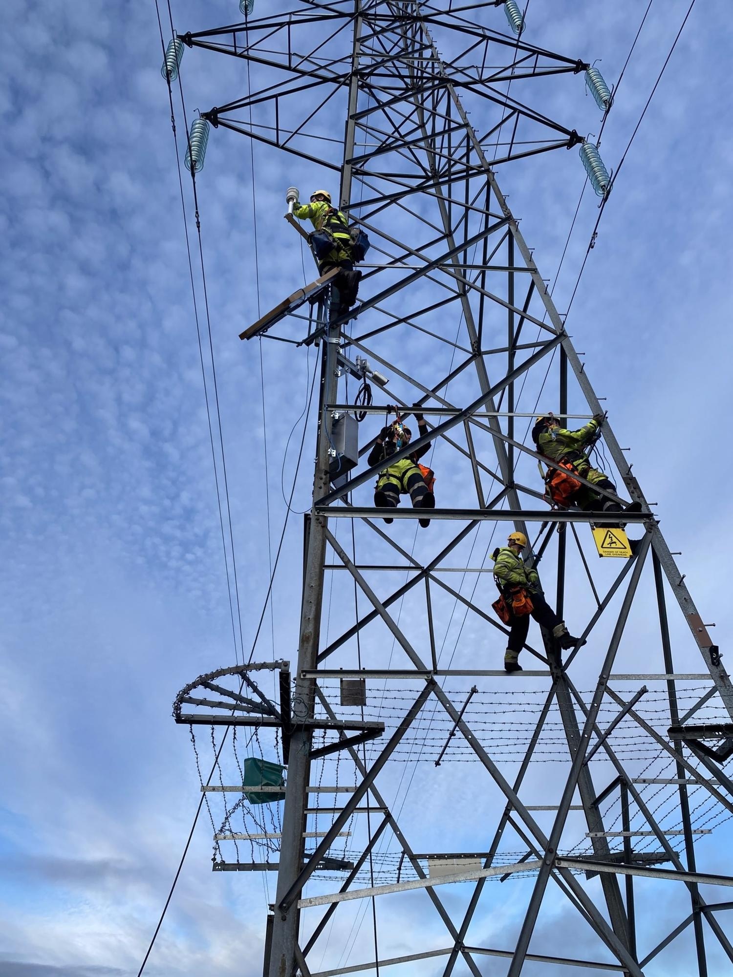 Monitoring and Anticipating the Formation of Ice on Power Lines