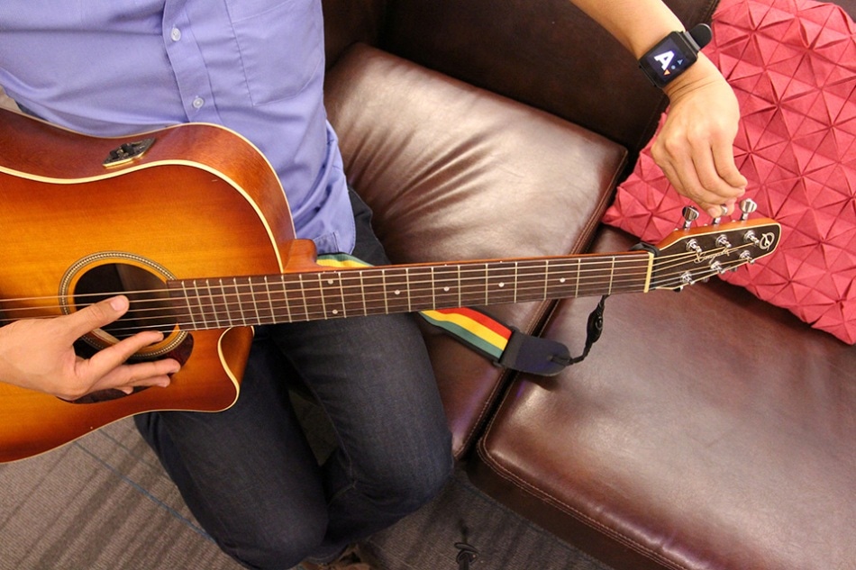 Smartwatch Detects Finger Taps, Helps Tuning Guitar