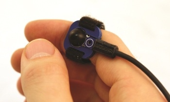 Tiny Sensor to Precisely and Discreetly Control Mobile On-Body Devices