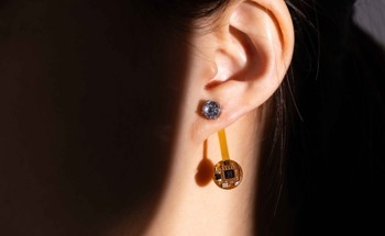 Wireless Wearable Thermal Earrings Continuously Monitor Earlobe Temperature